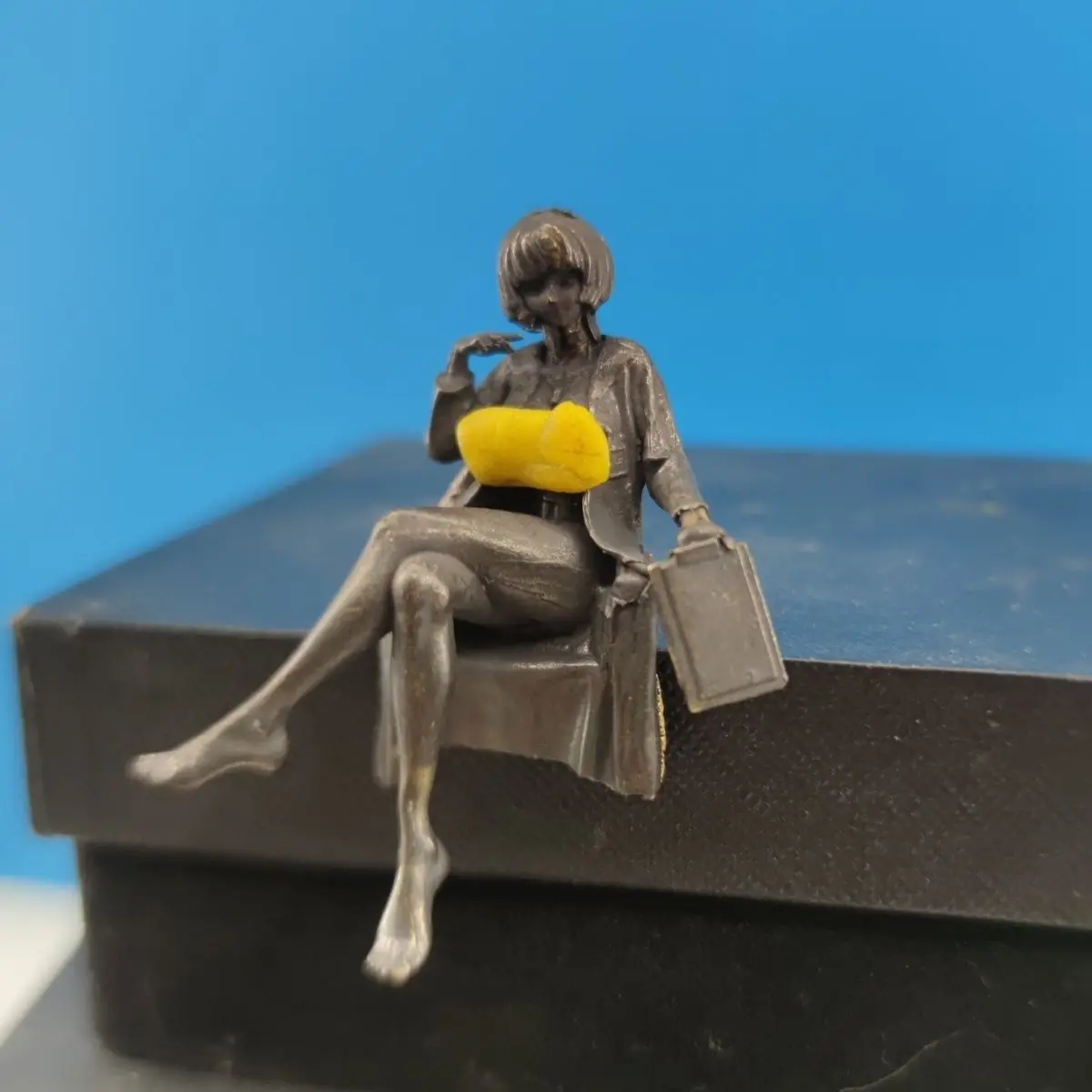 Medical Lab Officer - Escultura de médico feminino de latão